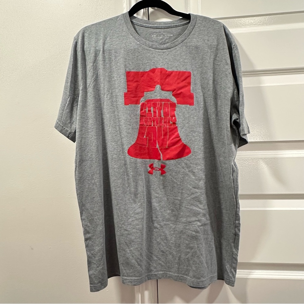 Under Armour Men's T-Shirt in Gray with Red Graphic